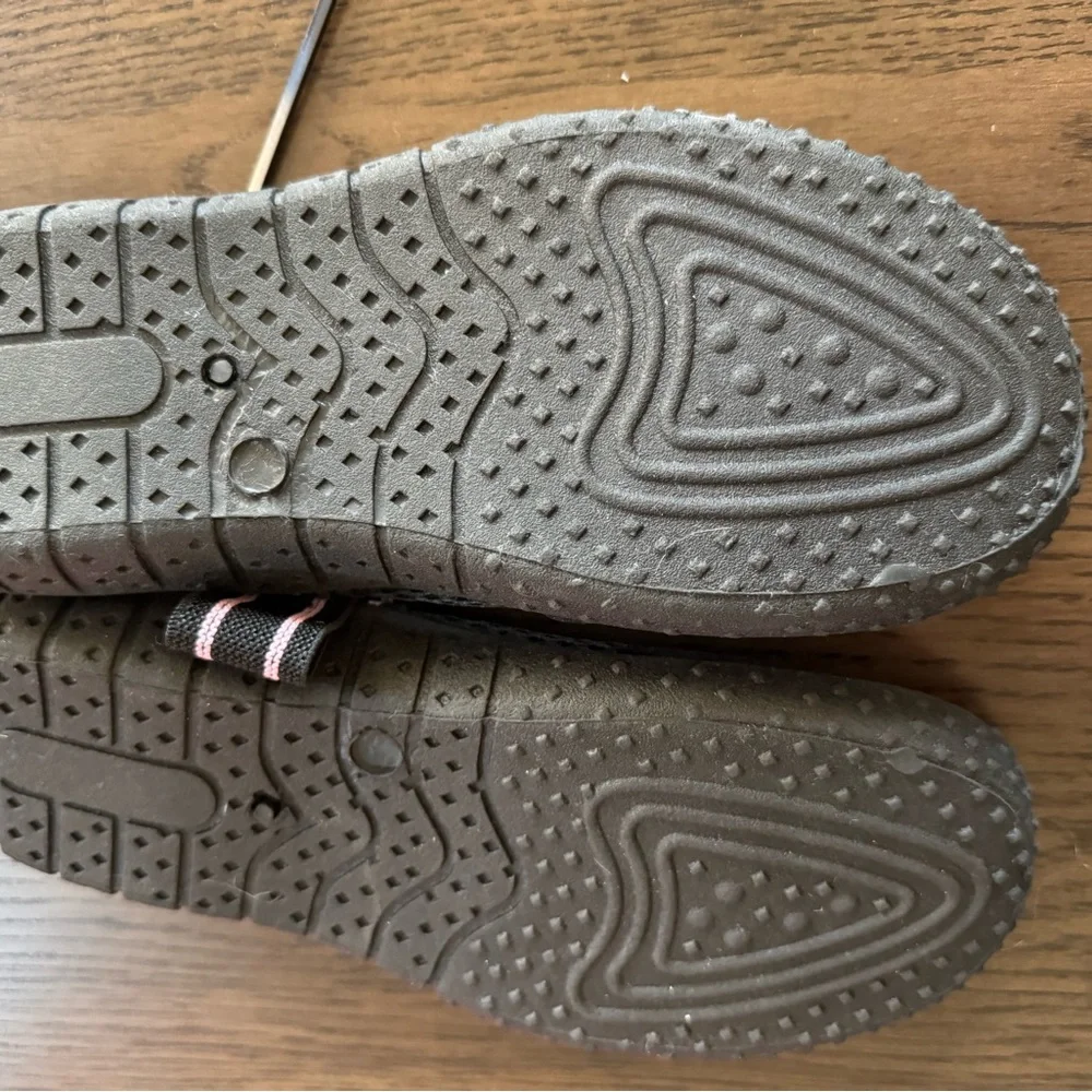 BRAND NEW Kids Size 2/3 (EU 34) Black and Pink Water Shoes